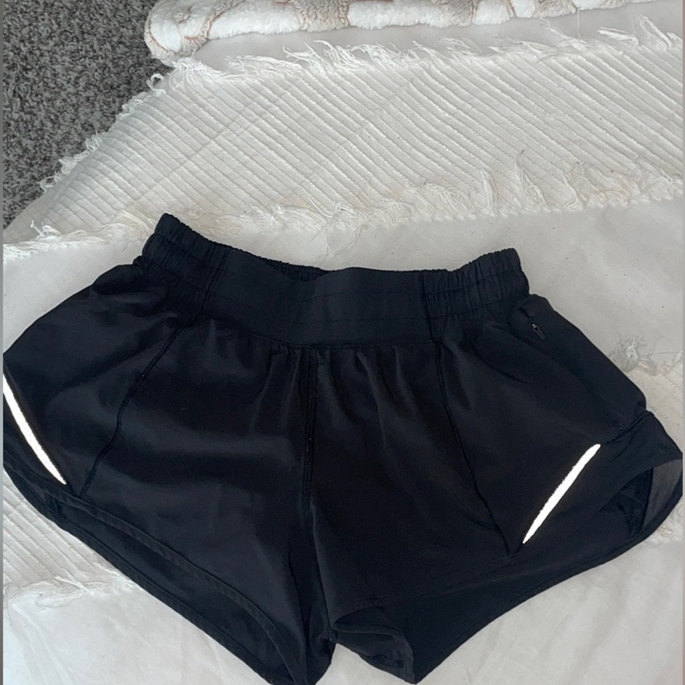 LULULEMON Hotty Hot Shorts Size 4 2.5"